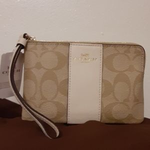 NWT Coach Corner Zip Wristlet in Signature  Canvas